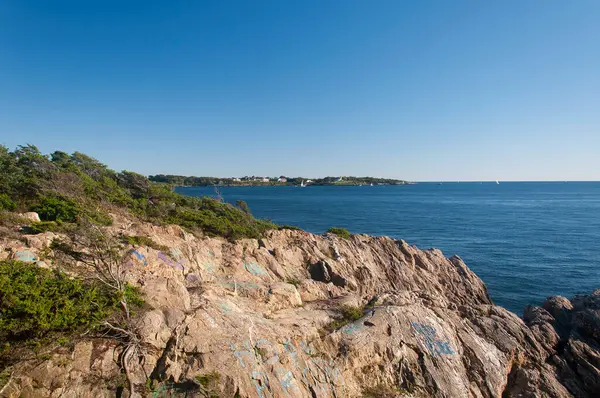 Güneşli bir günde Jamestown Rhode Island 'daki Fort Wetherill Eyalet Parkı' ndaki kayalık arazi..