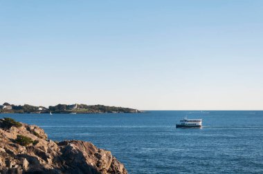 Güneşli bir günde, Jamestown ve Newport Rhode Adası arasındaki Narragansett körfezinde yolcu feribotu..