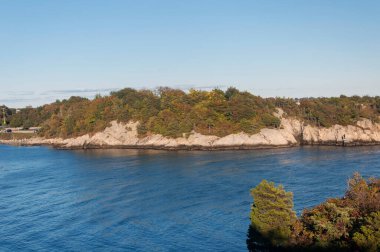 Güneşli bir günde Jamestown Rhode Island 'daki Fort Wetherill Eyalet Parkı' ndaki kayalık arazi..
