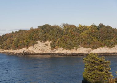 Güneşli bir günde Jamestown Rhode Island 'daki Fort Wetherill Eyalet Parkı' ndaki kayalık arazi..