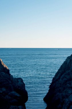 Güneşli bir günde Jamestown Rhode Island 'daki Fort Wetherill Eyalet Parkı' ndaki kayalık arazi..
