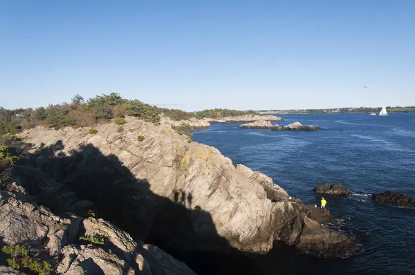 Güneşli bir günde Jamestown Rhode Island 'daki Fort Wetherill Eyalet Parkı' ndaki kayalık arazi..
