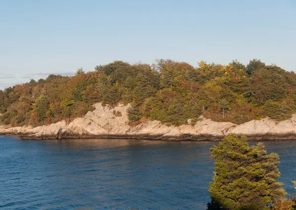 Güneşli bir günde Jamestown Rhode Island 'daki Fort Wetherill Eyalet Parkı' ndaki kayalık arazi..