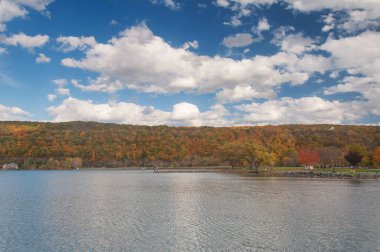Seneca Gölü manzarası ve New York 'un taşrasında sonbaharda bulutlu bir gökyüzünün altındaki clute parkı..