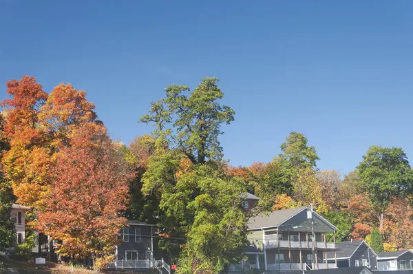 Güneşli bir sonbahar gününde Watkins Glen New York köyünde genel evler.