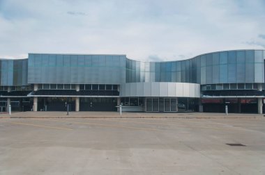 Corning New York 'taki Corning cam müzesinin modern dış görünüşü bulutlu bir günde. 