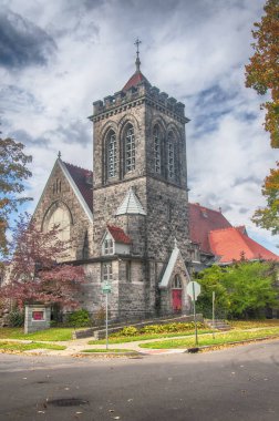 Corning New York 'ta sonbaharda bir sokak köşesinde bulunan tarihi eser olan piskoposluk kilisesi..