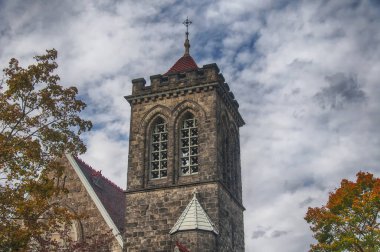 Corning New York 'ta sonbaharda kilisenin tarihi simgesi olan piskoposluk kilisesi..