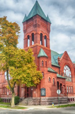 Tarihteki ilk metodist kilise 1893 'te Corning New York' ta sonbaharda canlı bir ağacın yanında inşa edildi..