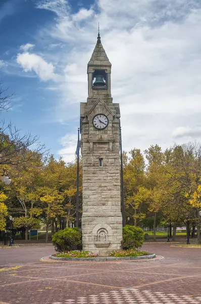 New York Corning 'de sonbaharda sarı bal çekirgesi ağaçlarıyla çevrili şehir merkezindeki saat kulesi..