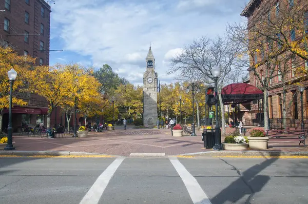 Corning, New York 'ta. 22 Ekim 2022. İnsanlar sonbaharda Corning New York 'un Gaffer Bölgesi' ndeki Centerway Meydanı 'nda yürüyor.