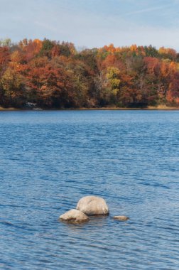 Washington 'daki Mount Tom State Parkı' ndaki ikonik gölet. Bir sonbahar günü Connecticut 'ta..