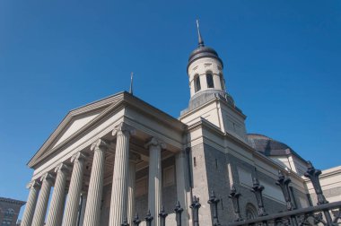 Maryland 'de yazları açık mavi gökyüzü olan tarihi Baltimore Bazilikası.