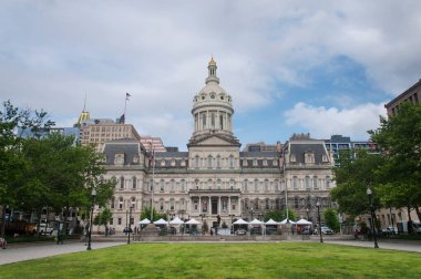 Baltimore, maryland. 19 Mayıs 2023. Baltimore Maryland 'de güneşli bir yaz gününde onarılan tarihi belediye binası..