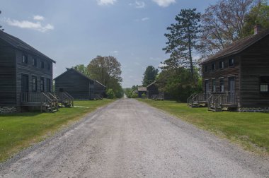 Pensilvanya 'da bir bahar günü, Eckley Madenci Köyü' nde toprak bir yol boyunca uzanan çeşitli pano evleri..