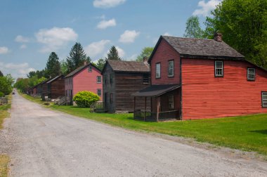 Kırsal Pensilvanya 'da bir bahar günü, Eckley Madenci Köyü' nde toprak bir yol boyunca uzanan çeşitli pano evleri..