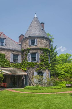 Milford Pennsylvania 'daki gri kulelerin dış ve kule mimarisi..