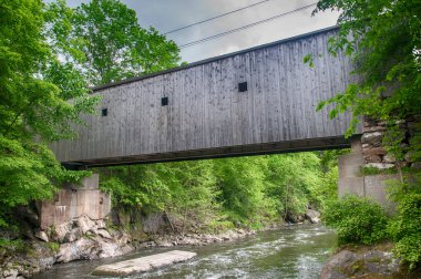 Tarihi Bulls Köprüsü Kent Connecticut 'taki Housatonic Nehri' ni kaplayan köprüyü kapladı..