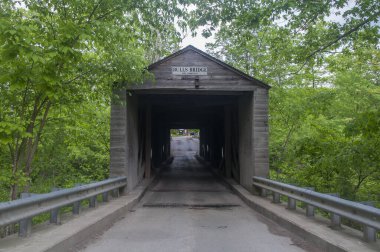 Tarihi Bulls Köprüsü 'nden geçen tek şeritli yol Kent Connecticut' taki Housatonic Nehri üzerindeki köprüyü kapladı..