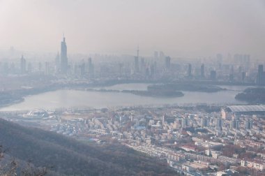 Nanjing Çin şehri Zhejiang bölgesindeki Zhongshan 'ın tepesinden görünen sisli bir gökyüzü altında..