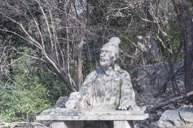 Xiao Sihua 'nın heykeli, güneşli bir kış gününde Çin' in Nanjing şehrinde Zhongshan 'ın tepesinde zither çalıyor..