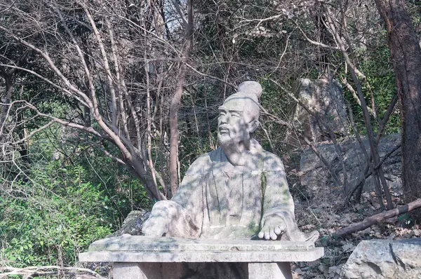 Xiao Sihua 'nın heykeli, güneşli bir kış gününde Çin' in Nanjing şehrinde Zhongshan 'ın tepesinde zither çalıyor..