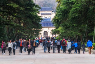 Nanjing, Çin. 10 Aralık 2016. İnsanlar kış boyunca Nanjing Çin 'de Dr. Sun Yat-Sen' in mozolesine doğru yürüyorlar..