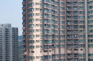 Hong Kong şehrinde yüksek bir apartman dairesi..