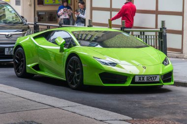 Hong Kong, Çin 'e. 17 Aralık 2016. Hong Kong Çin 'in sokaklarına park edilmiş yeşil bir Lamborghini..