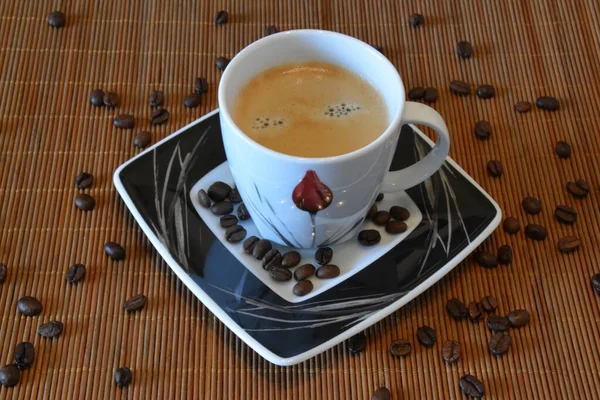 コーヒーイメージコーヒーラテとコーヒー豆 — ストック写真