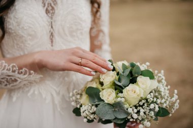 Çiçeklerin arka planında el ele