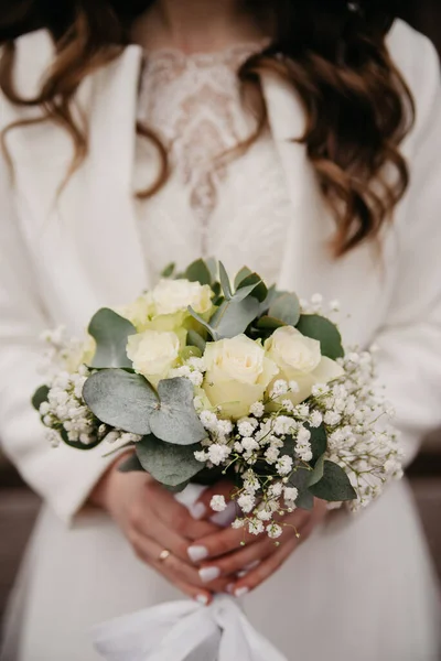 花嫁の手に白いバラの花束 — ストック写真