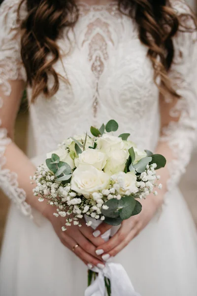 Ένα Μπουκέτο Λευκά Τριαντάφυλλα Στα Χέρια Της Νύφης — Φωτογραφία Αρχείου