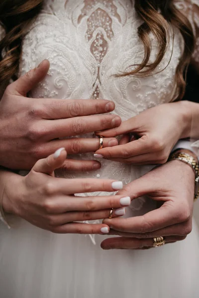 นหล วางแหวนแต งงานบนม — ภาพถ่ายสต็อก