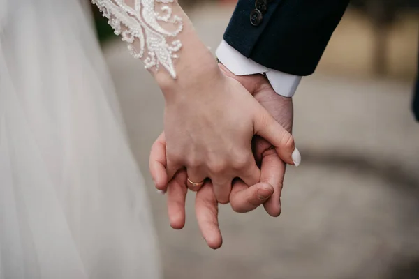 Tło Zakładanie Obrączek Ślubnych Ręce — Zdjęcie stockowe