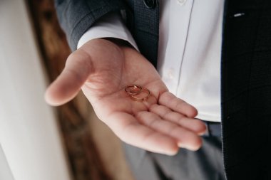 Aşk ilanı. Nikah yüzüklü bir adam.