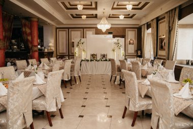 Şık bir restoranda düğün kutlaması.