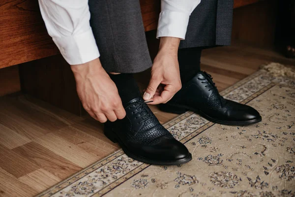 Man Wears Leather Shoes — Stock Photo, Image