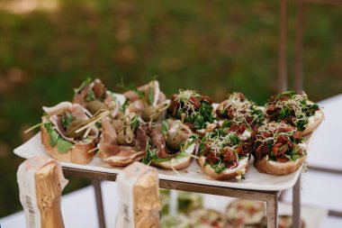 Çeşitli atıştırmalıklardan oluşan bir açık büfe.