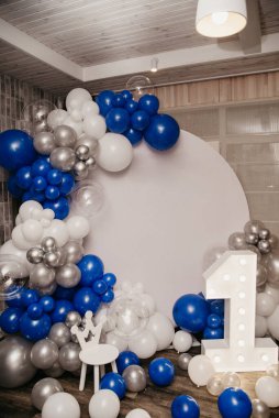 Mavi ve gümüş topları olan çocuk fotoğraf bölgesi