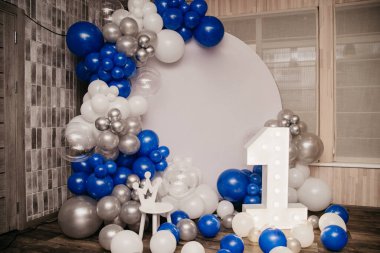 Mavi ve gümüş topları olan çocuk fotoğraf bölgesi