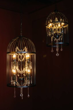 Kafes şeklindeki bir avize. Vintage lamba