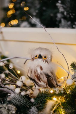 Gerçek tüyleri olan oyuncak baykuş.