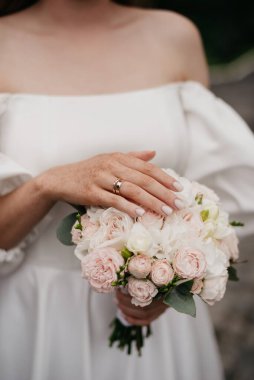 Beyaz bir elbisenin korsesi veya korsesi