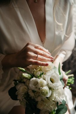 beyaz zemin üzerinde güzel elleri