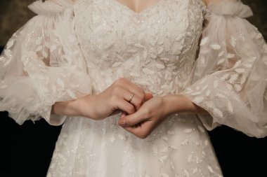 Beyaz bir elbisenin korsesi veya korsesi