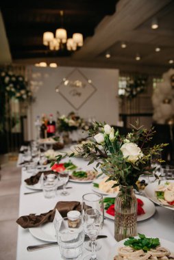 Restoranda çeşitli yemeklerle servis edilen şölen masası.