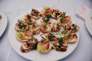 Ton balıklı ve limonlu kanepeler