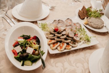 Restoranda bir tabak doğranmış et.