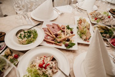 Restoranda çeşitli yemeklerle servis edilen şölen masası.